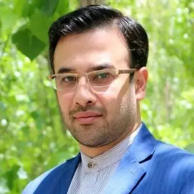 It seems that Qasem Makarem is not the grandson of Ayatollah Makarem