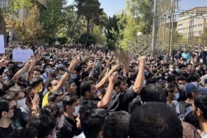 Tehran University Students' Protests Despite University Closure