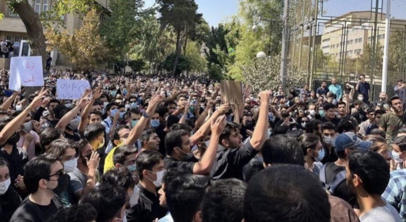 Tehran University Students' Protests Despite University Closure