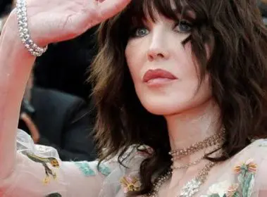 Famous French Actress Calls on Muslim Women to Remove Hijab in Support of Iranian Women