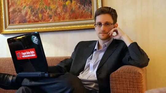 Snowden Obtains Passport by Taking Oath of Allegiance to Russia