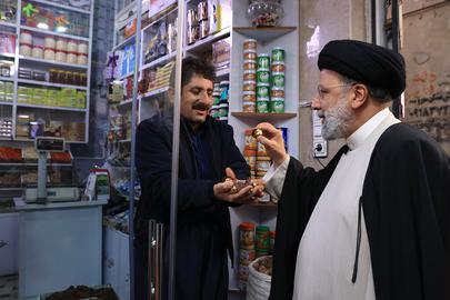 The Shopkeeper Who Hosted Ebrahim Raisi During His Visit to Sanandaj Bazaar Apologized to the Kurdish Nation