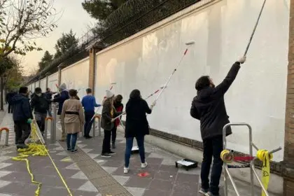 The British Ambassador Thanked Pedestrians Who Cleared the Slogans