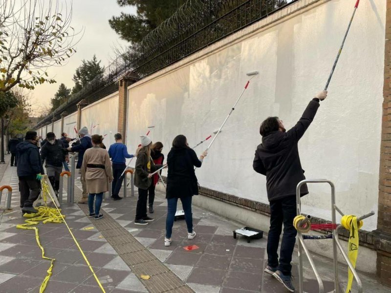 British Ambassador Thanks Pedestrians Who Cleared the Slogans