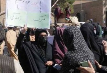 Guardian: Black-Clad Religious Women in Sistan Join Protesters