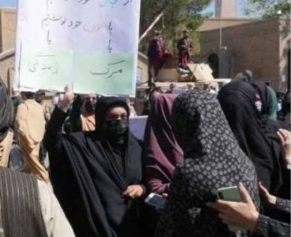 Guardian: Black-Clad Religious Women in Sistan Join Protesters