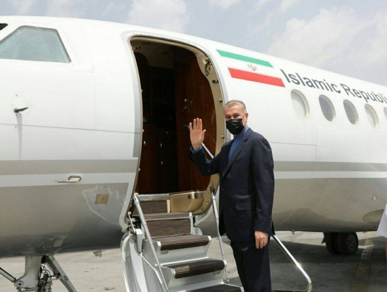 Iranian Foreign Minister Travels to Oman with a Message Regarding Nuclear Negotiations