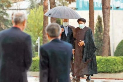 A Unique Photo of Executive and Legislative Heads, Ghalibaf and Raisi, Under an Umbrella in Rainy Weather