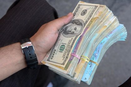 The price of the dollar has reached 50,000 tomans, making Iranian checks worth only one dollar