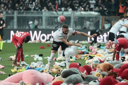 Dolls sellers help earthquake victims in Besiktas game