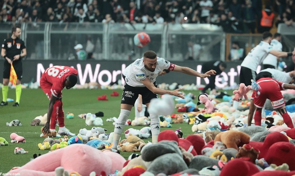 Dolls sellers help earthquake victims in Besiktas game