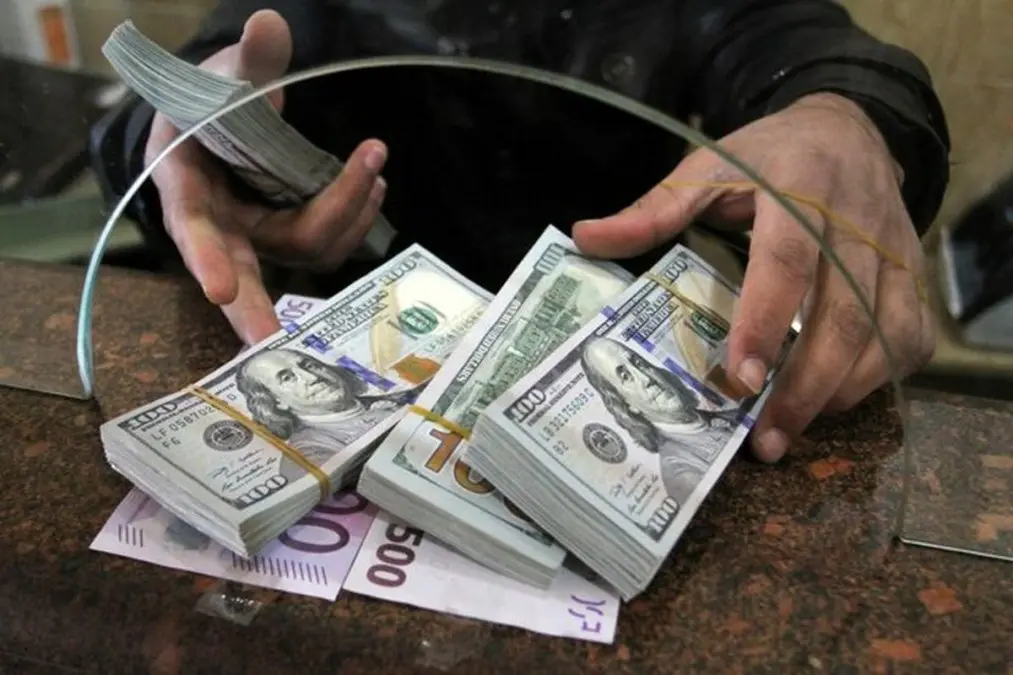 Dollar Price Surpasses 52,000 Tomans