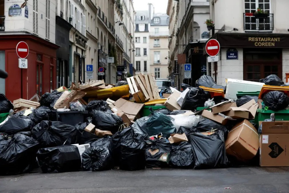 Escalation of the Garbage Accumulation Crisis on the Streets of Paris
