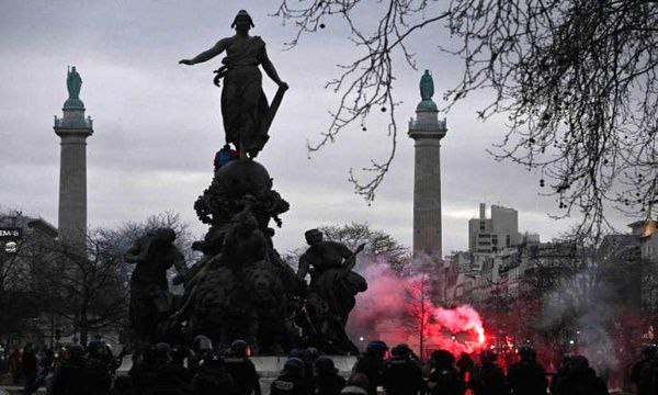 Reforming Retirement Benefits in France Simultaneously with Protests