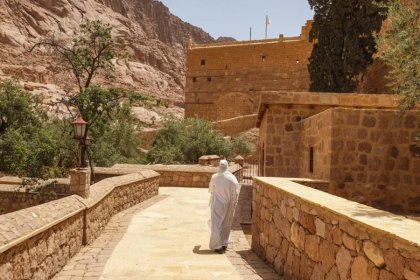 Iranian travelers receive visas upon arrival in the Sinai Peninsula, according to the Egyptian Minister of Tourism