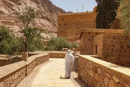 Egypt's Tourism Minister: Iranian Travelers to Sinai Peninsula Receive Visa Upon Arrival