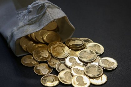 What is the legal basis for keeping coins considered hoarding in response to the remarks of Ayatollah Hadi?