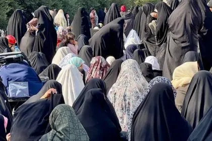 Azari Jahromi's Significant Reaction to Women's Attire at Eid al-Fitr Prayer