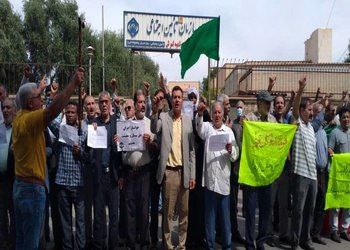 Gathering of retired workers in front of the Social Security Office in Shush