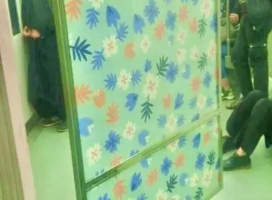 Installation of a Curtain Between Women and Men Carriages in Tehran Metro
