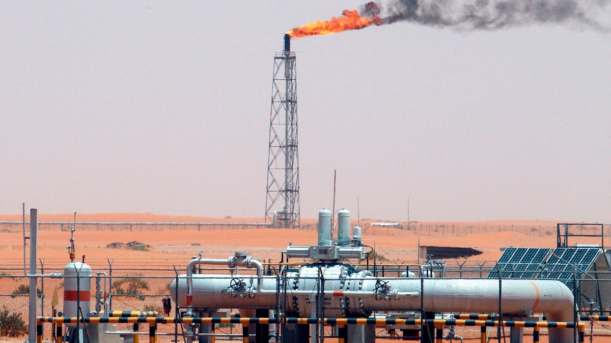 Saudi Arabia and Russia extend oil production cuts