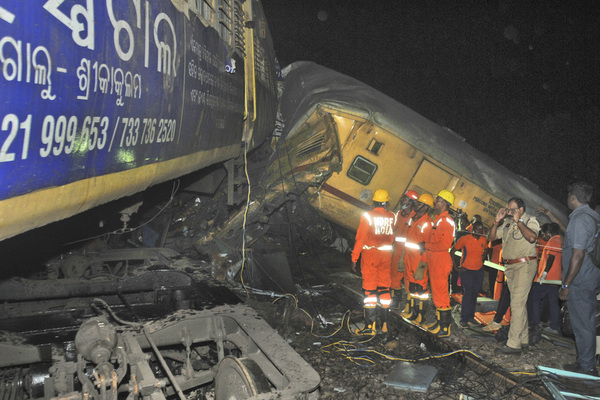 The number of victims of a train accident in India reached 13