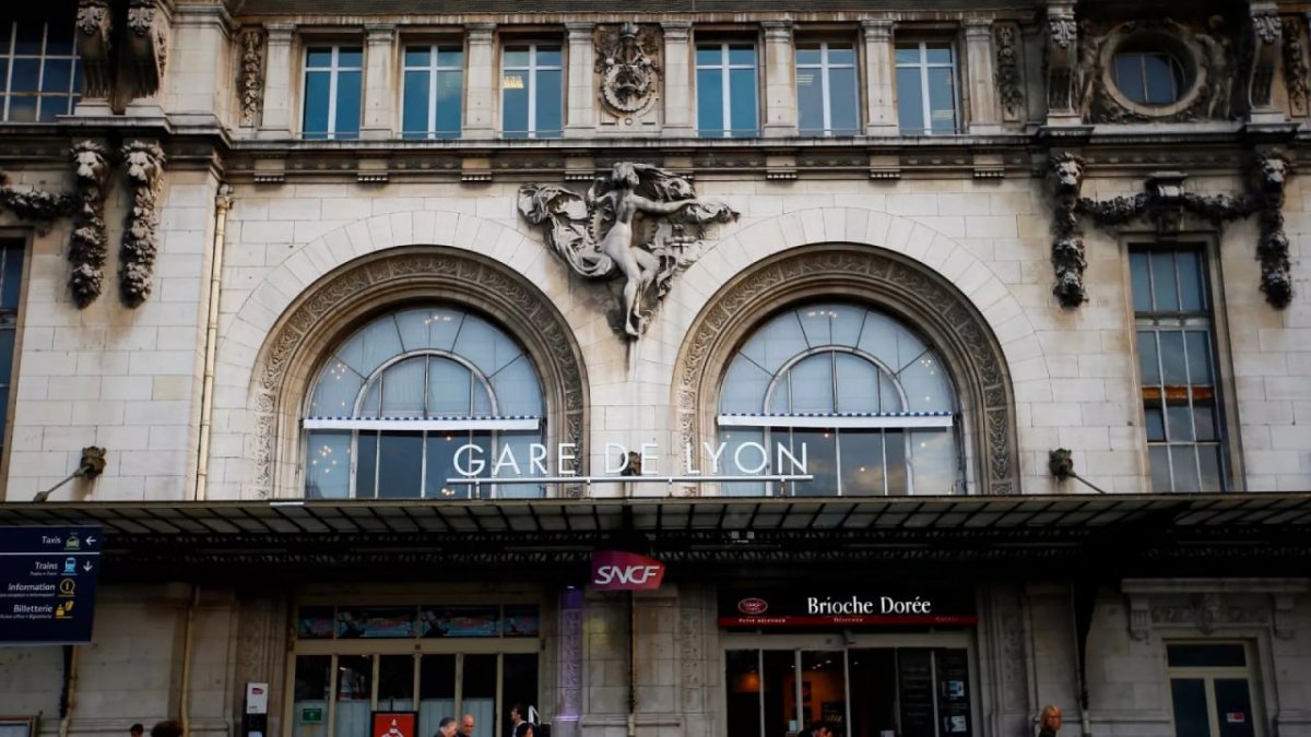 Attack with Cold Weapons at Paris Metro Station