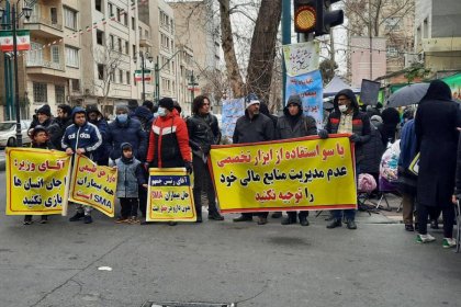 Gathering of SMA Patients in Front of the Presidential Institution