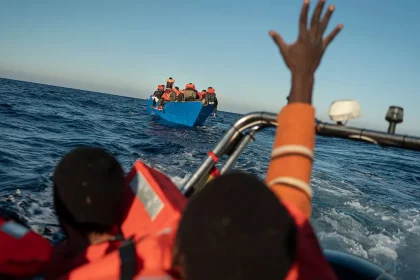 Boat carrying refugees sinks