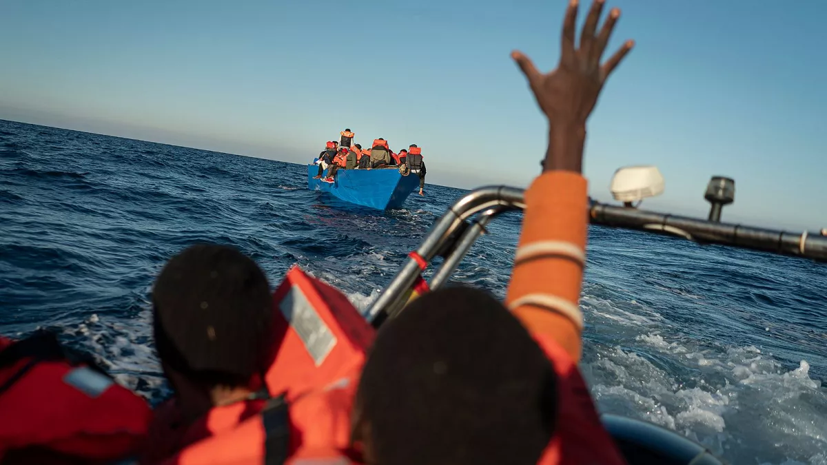 Boat carrying refugees sinks