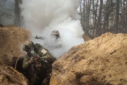 Reuters: Ukraine says Russia is using tear gas to clear barricades