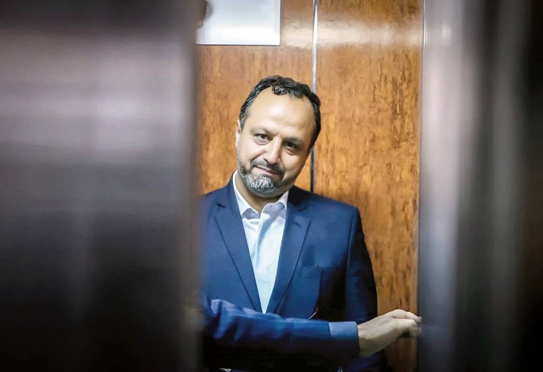 The Unstable Seat of Iran's Minister of Economy and Finance