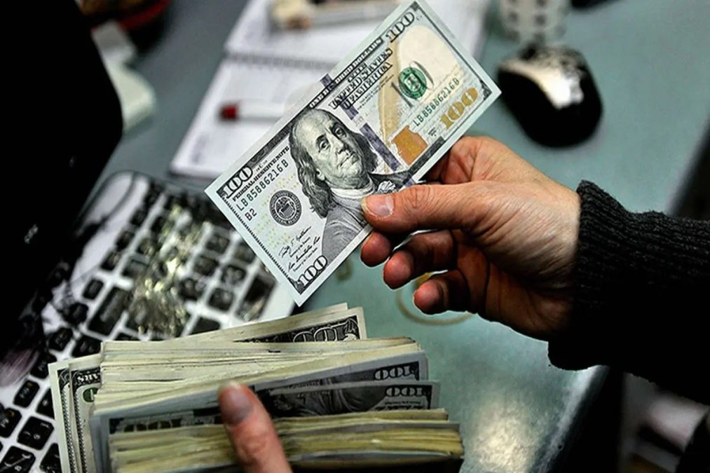 Fars News Agency: Free Market Dollar Reaches 64,520 Tomans