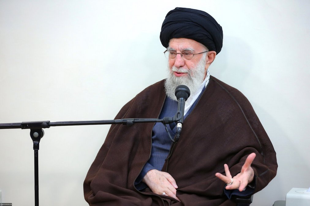 The Leader of the Islamic Republic Urges Everyone to Pray for the Health of the President and the Serving Group