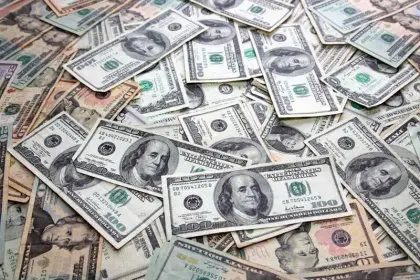 The price of the dollar in Iran's free market rose to 61,000 tomans
