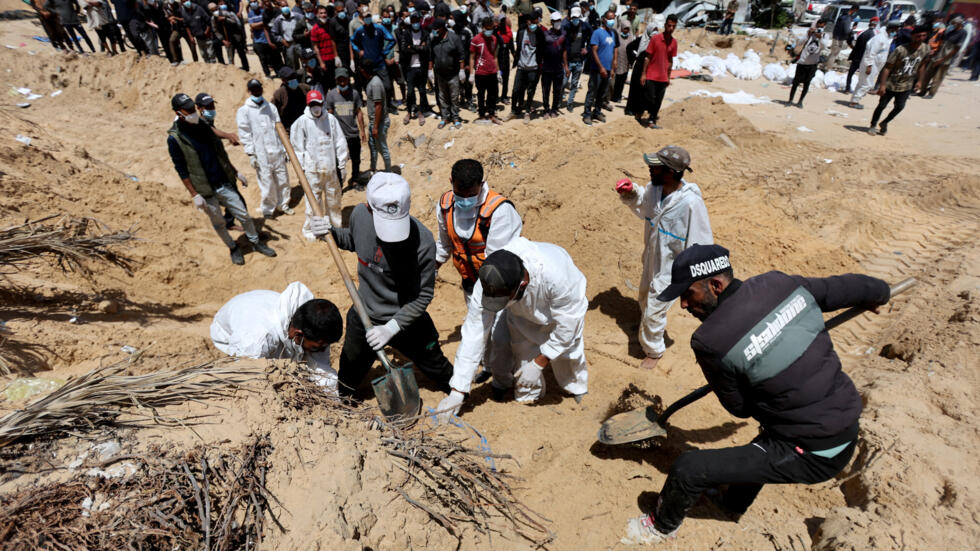 Gravediggers in Gaza Overwhelmed by the Number of Bodies to Bury