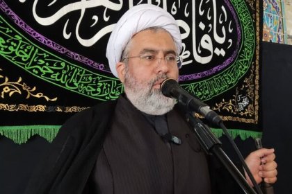 Khoshghesteh, the Imam of Mahyabad, says it is necessary for everyone to be grateful for the existence of the Islamic Republic