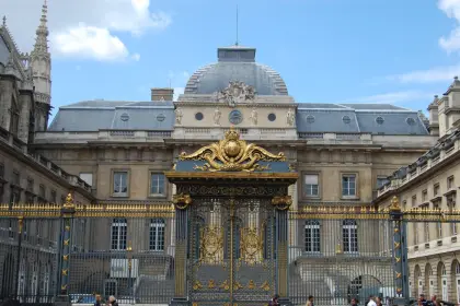 Paris Main Courthouse Evacuated Following Bomb Threat