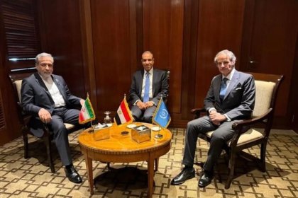 Iran's Foreign Minister Travels to Cairo, Araghchi Meets with Rafael Grossi
