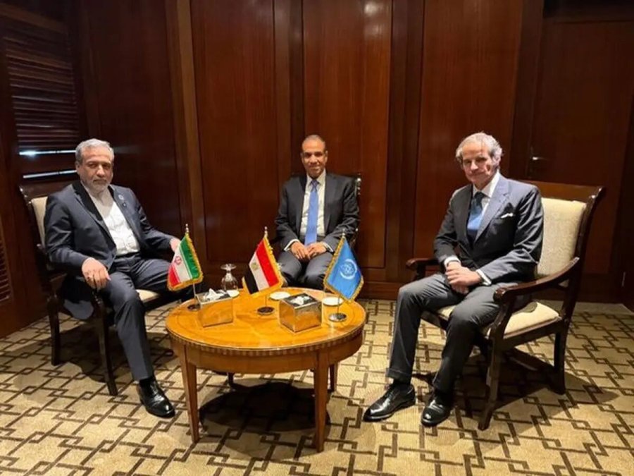 Iran's Foreign Minister Travels to Cairo, Araghchi Meets with Rafael Grossi