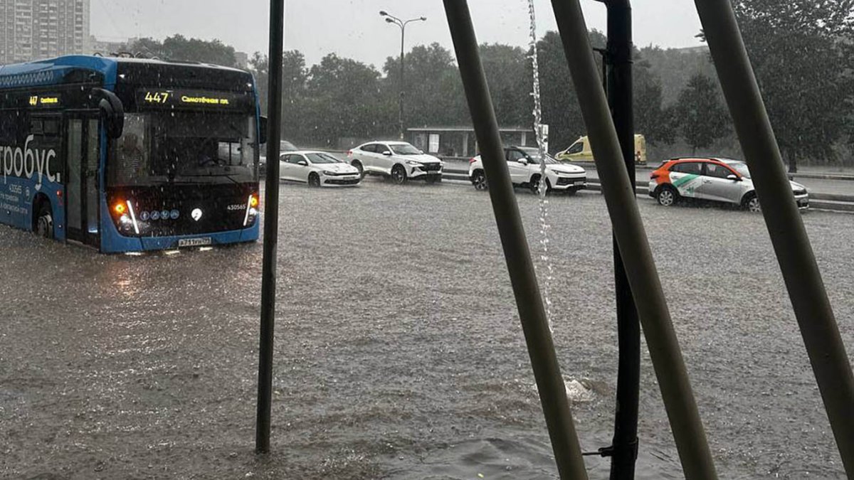 Heavy Rain in Moscow Surprises Residents