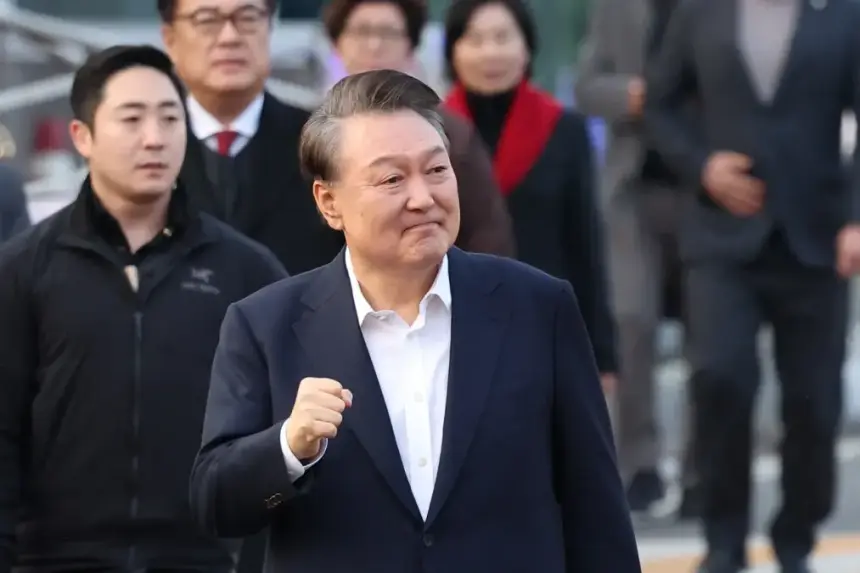 Former South Korean President Removes Prison Clothes to Avoid Interrogation