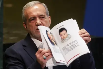 Display of the Book on Israeli Casualties by Pezeshkian at the UN