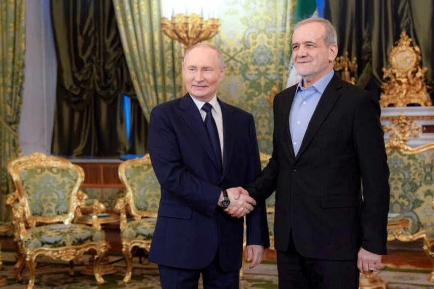 Putin in Meeting with Pezeshkian: Convey My Warm Greetings to the Leader of the Islamic Republic