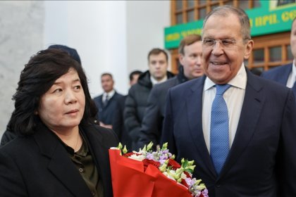 Warm Welcome for Lavrov's Korean Counterpart with a Bouquet