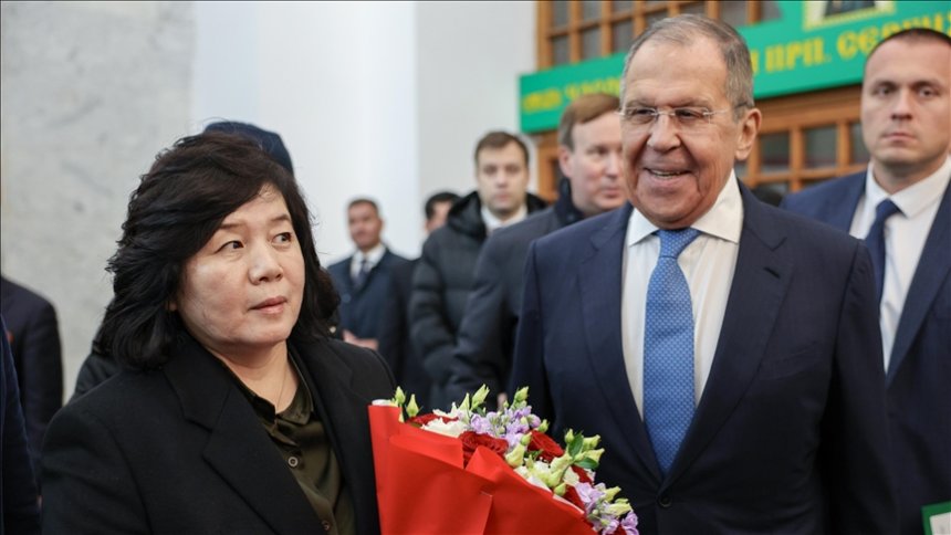 Warm Welcome for Lavrov's Korean Counterpart with a Bouquet