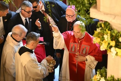 Thousands Gather in Istanbul as Pope Leo XIV Enters the Holy Spirit Church
